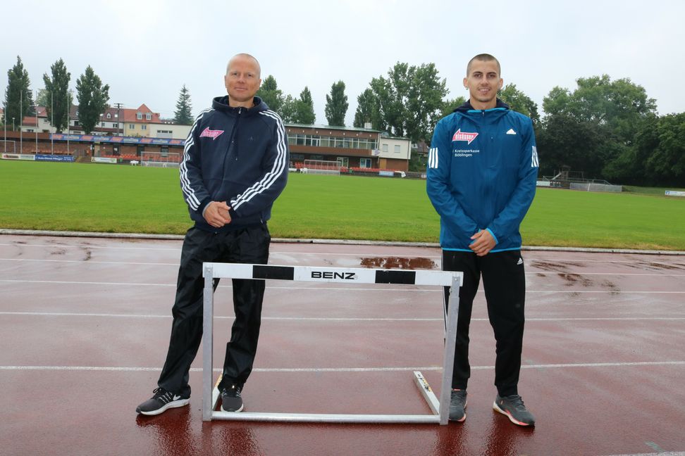 Beim Regen-Training im Sindelfinger Floschenstadion für den Re-Start in der Leichtathletik: VfL-Athlet Constantin Preis (rechts) und sein Trainer Sebastian Marcard. Bild: Bilaniuk