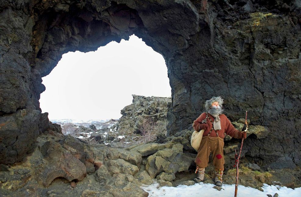 So wild sieht man aus nach einem Jahr in der Höhle: Kurz vor Weihnachten kommen die Jólasveinar zu den Menschen. Hier zeigt sich  einer der Trolle in der verschneiten Lavalandschaft von Dimmuborgir im Norden Islands.
 Foto: Hel/e Bendl