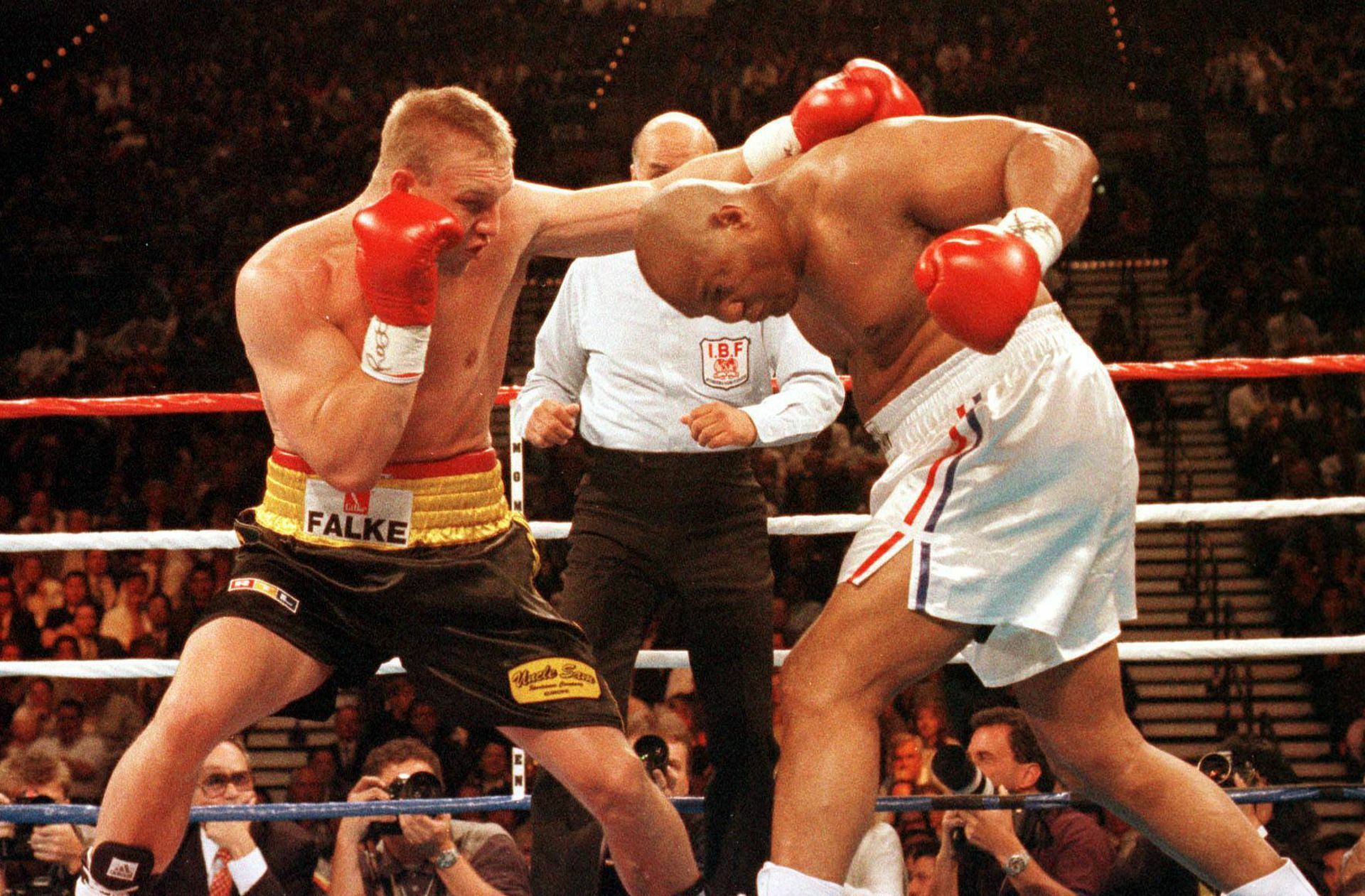 George Foreman nannte seinen Gegner Axel Schulz (re.) nach dem Ende ihre WM- Kampfes einen „tasmanischen Teufel“.   Eigentlich hatte der Deutsche 1995 in Las Vegas nach Punkten gewonnen – doch das Kampfgericht sah dies anders. Ein klarer Fall von Schiebung.
 Foto: imago sportfotodienst
