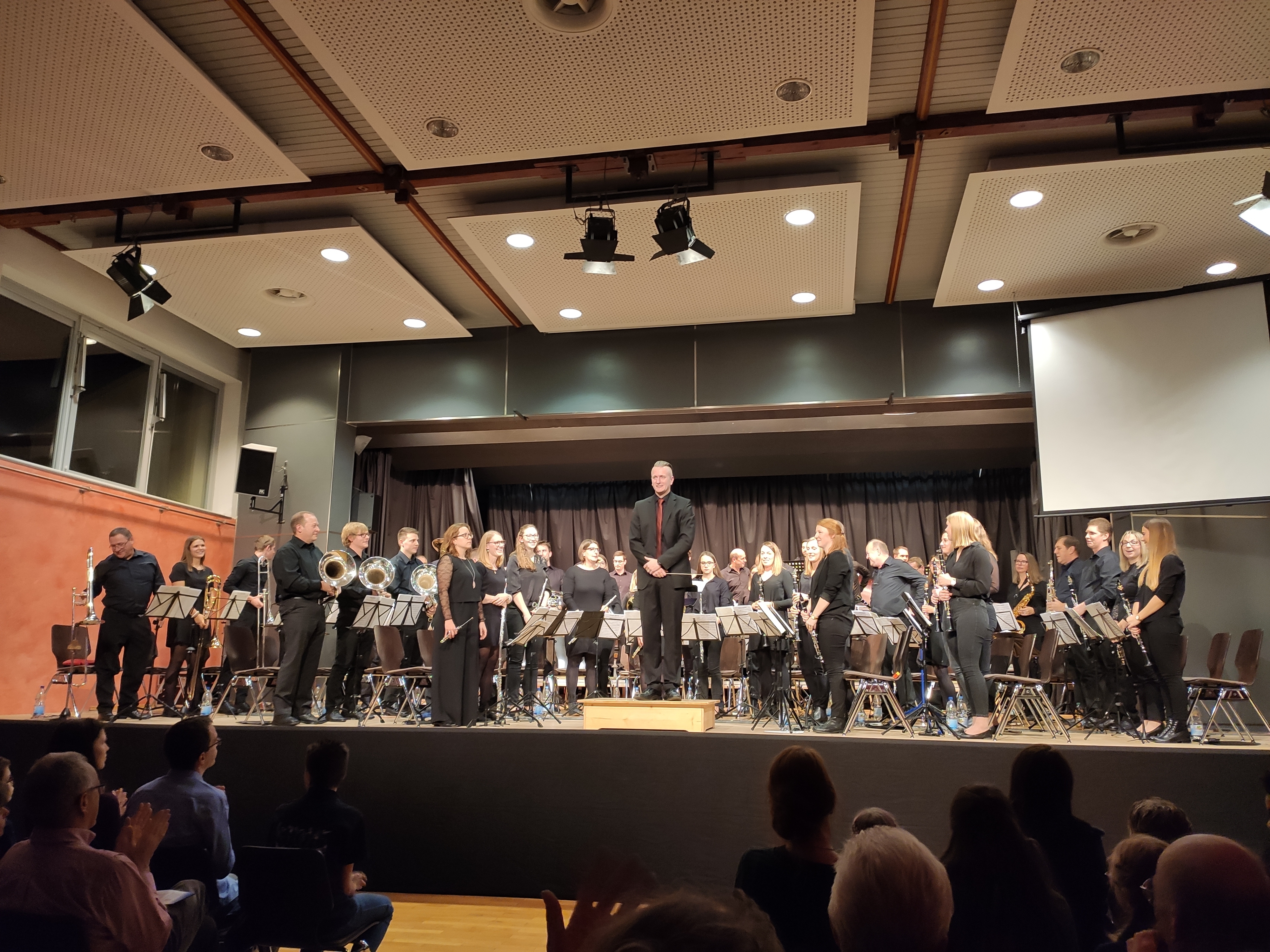 Der Musikverein Gechingen beim Jahreskonzert in der Gemeindehalle. Bild: z