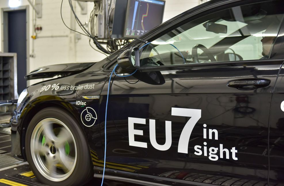 Mit speziell umgebauten Autos bereite sich Bosch seit Langem auf die neue Abgasnorm Euro 7 vor. Doch auch dieses Unternehmen klagt über die nach wie vor unklar definierten Anforderungen.