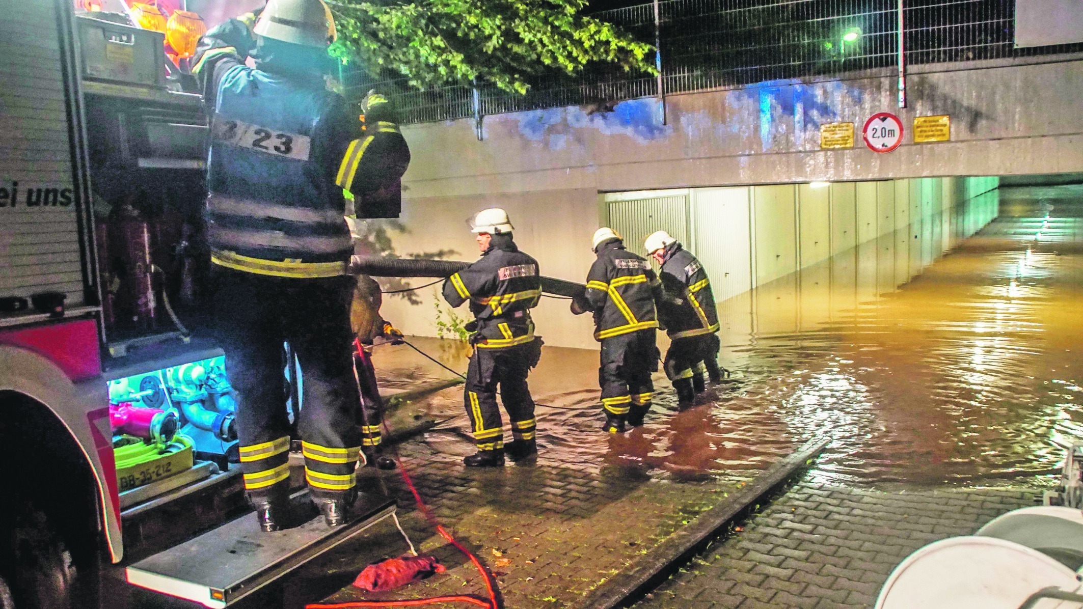 Wasser in Tiefgaragen – dagegen kämpfte auch die Sindelfinger Feuerwehr. Bild: SDMG/Dettenmeyer