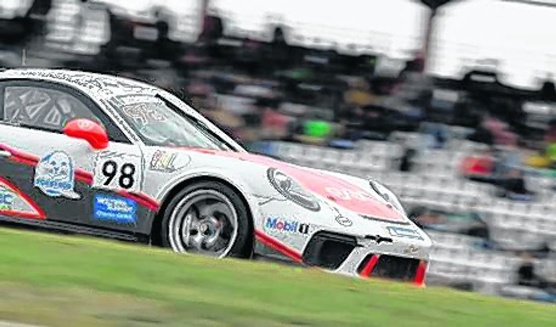 Tom Lautenschlager in seinem weißen Porsche Carrera.  Bild: z