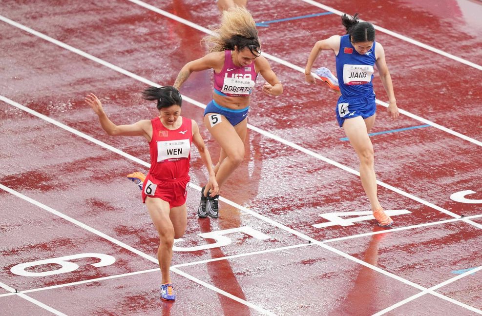 China hat bei den Paralympics in Tokio in vielen Disziplinen die Nase vorn. Beim 100-Meter-Lauf der Frauen in der Klasse T37 etwa gewinnt die Chinesin Wen Xiaoyan (links) vor  Jaleen Roberts (USA) und ihrer Teamgefährtin Jiang Fenfen.
 Foto: imago images/Xinhua/Xion..