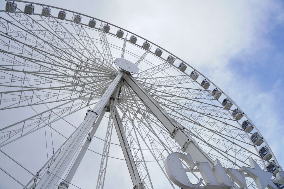 Der City Star von unten. Wer ihn ganz auf dem Bild haben will, muss weiter weg.    Bild: Dettenmeyer