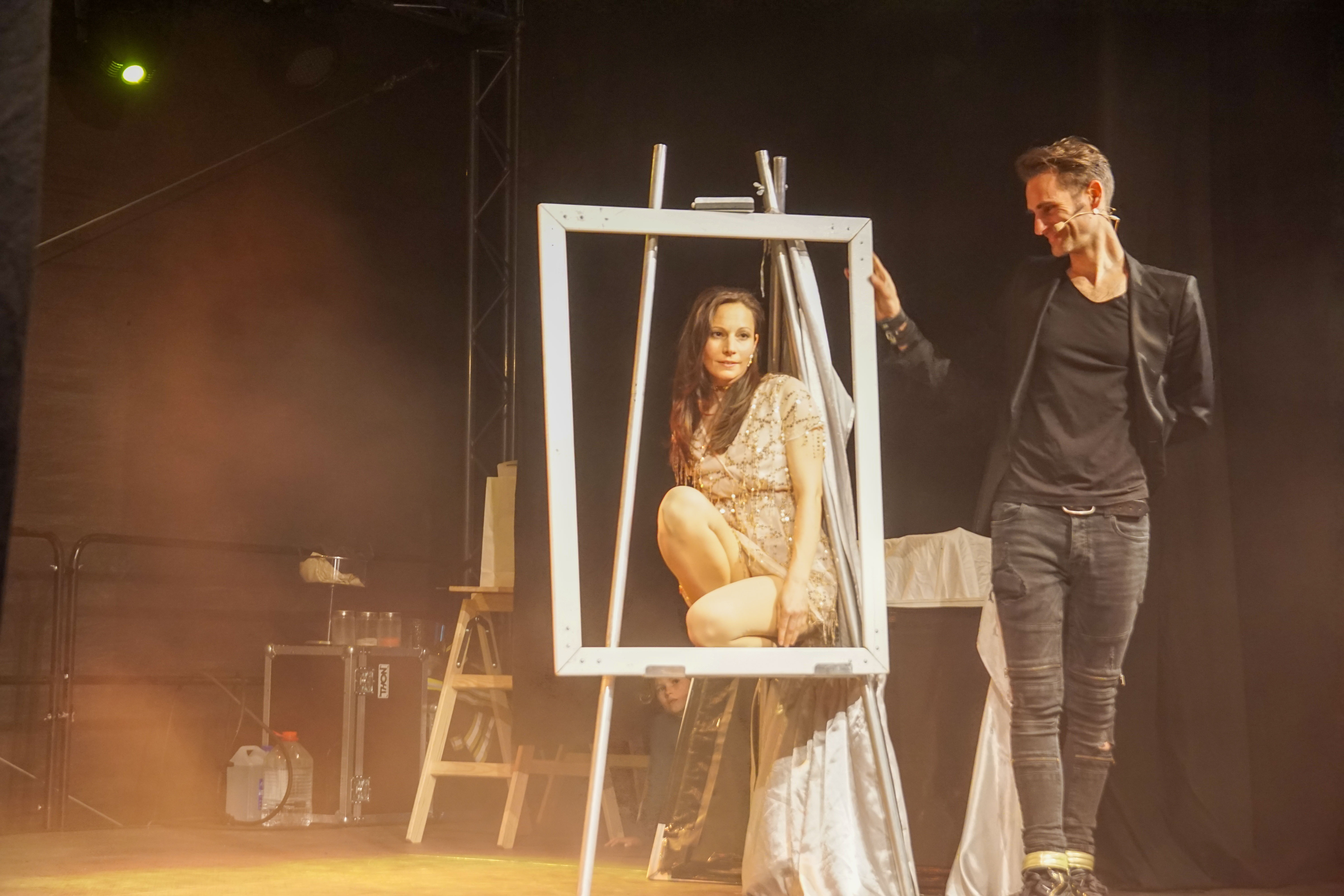Gemeinsam mit Assistentin Cindy Keller und seinen beiden Töchtern Minna und Ella zündet Julius Frack ein Feuerwerk an Illusionen, die auch Menschen begeistert, die hinter einer Windschutzscheibe sitzen.        Bild: Dettenmeyer