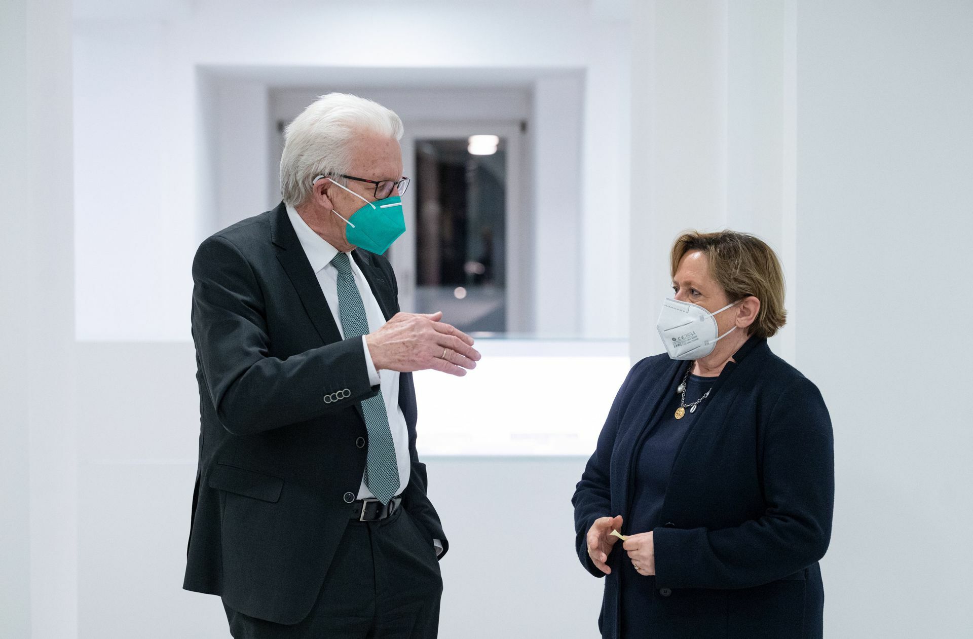 Winfried Kretschmann (Grüne) und Susanne Eisenmann (CDU) im Gespräch. Foto: dpa/Marijan Murat