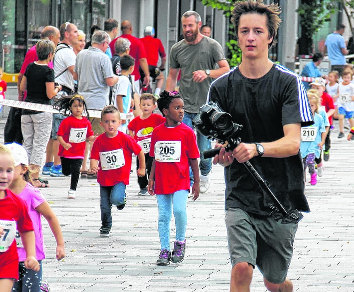 Immer mit der Kamera unterwegs: Der 19-jährige Sindelfinger fertigt einen Imagefilm über den Schönbuch-Cup an, der am 27. Oktober in Dagersheim gezeigt wird.  Bild: Oberdorfer