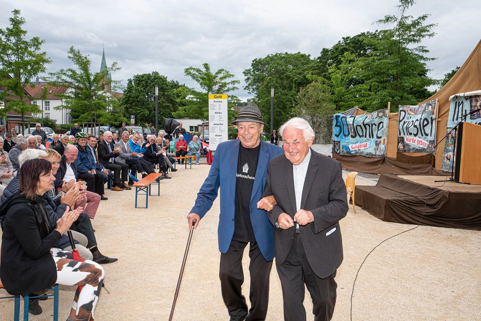 Der Sänger Tony Marshall kam zum Priesterjubiläum seines Freundes Franz Pitzal nach Renningen.       Bild: Richter