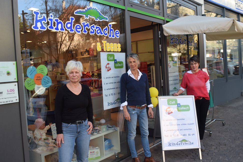 Susanne Koch (mitte), Inhaberin von "Kindersache" in der Sindelfinger Ziegelstraße und ihre Mitarbeiterinnen Monika Walther (links) und Marianne Törner.                    Bild: Krauter