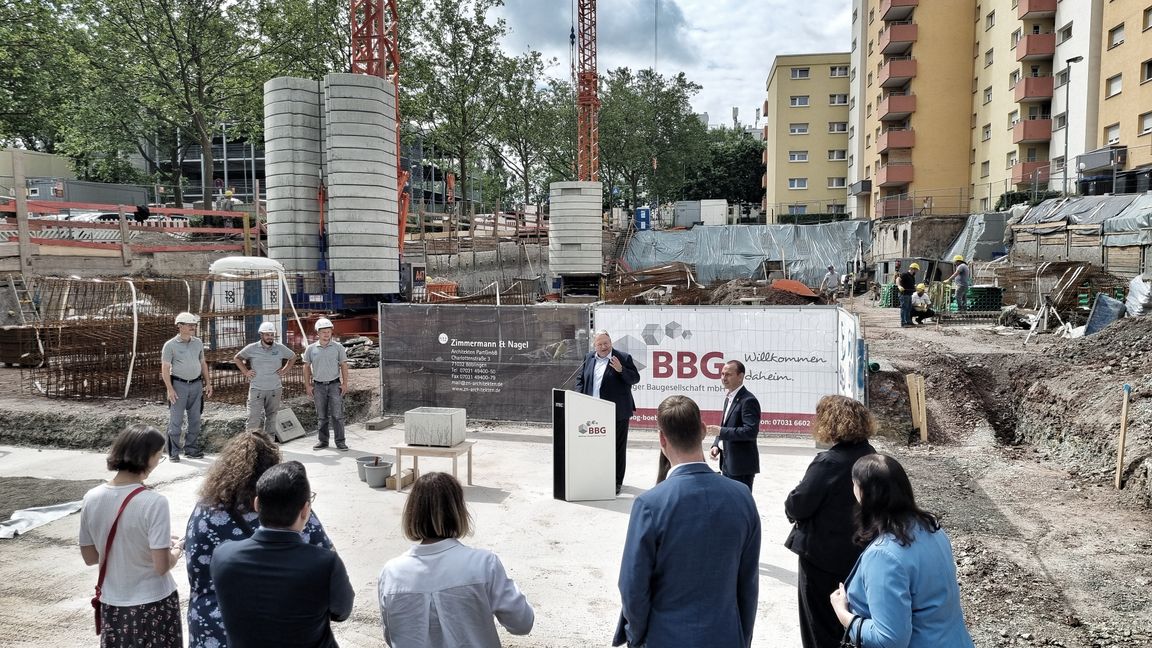 Grundsteinlegung für ein neues Mehrfamilienhaus mit 55 Mietwohnungen und eine neue, 3-gruppige Kindertagesstätte im Diezenhaldenweg. „Wir wollen zeigen, dass eine sinnvolle Verdichtung oftmals eine gute Chance für neuen Wohnraum bildet“, sagt Rainer Ganzke (hinten Mitte), Geschäftsführer der Böblinger Baugesellschaft. Bild: Hamann