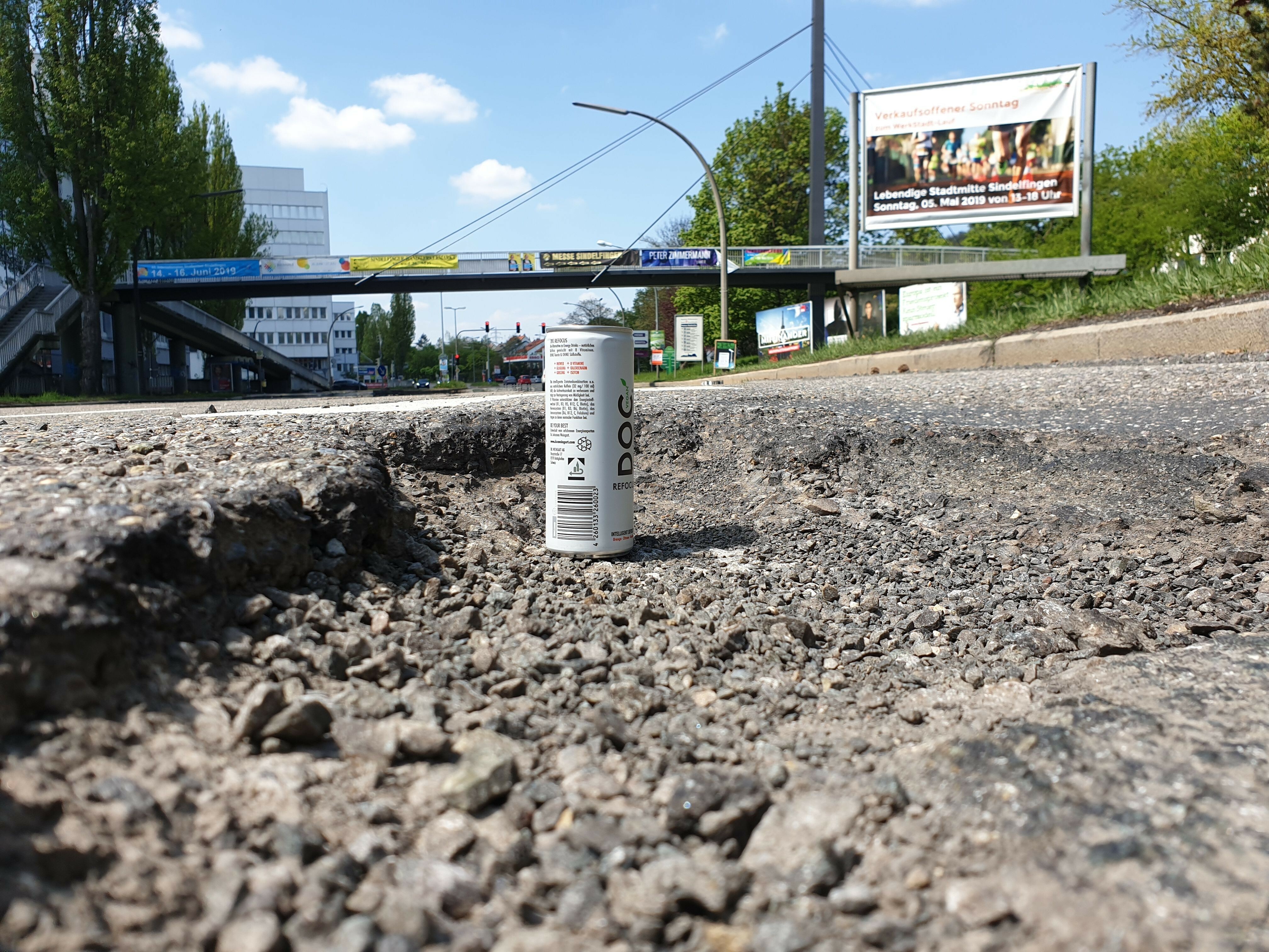 Ziemlich tief und groß: Das Schlagloch in der Mahdentalstraße. Bild: Privat