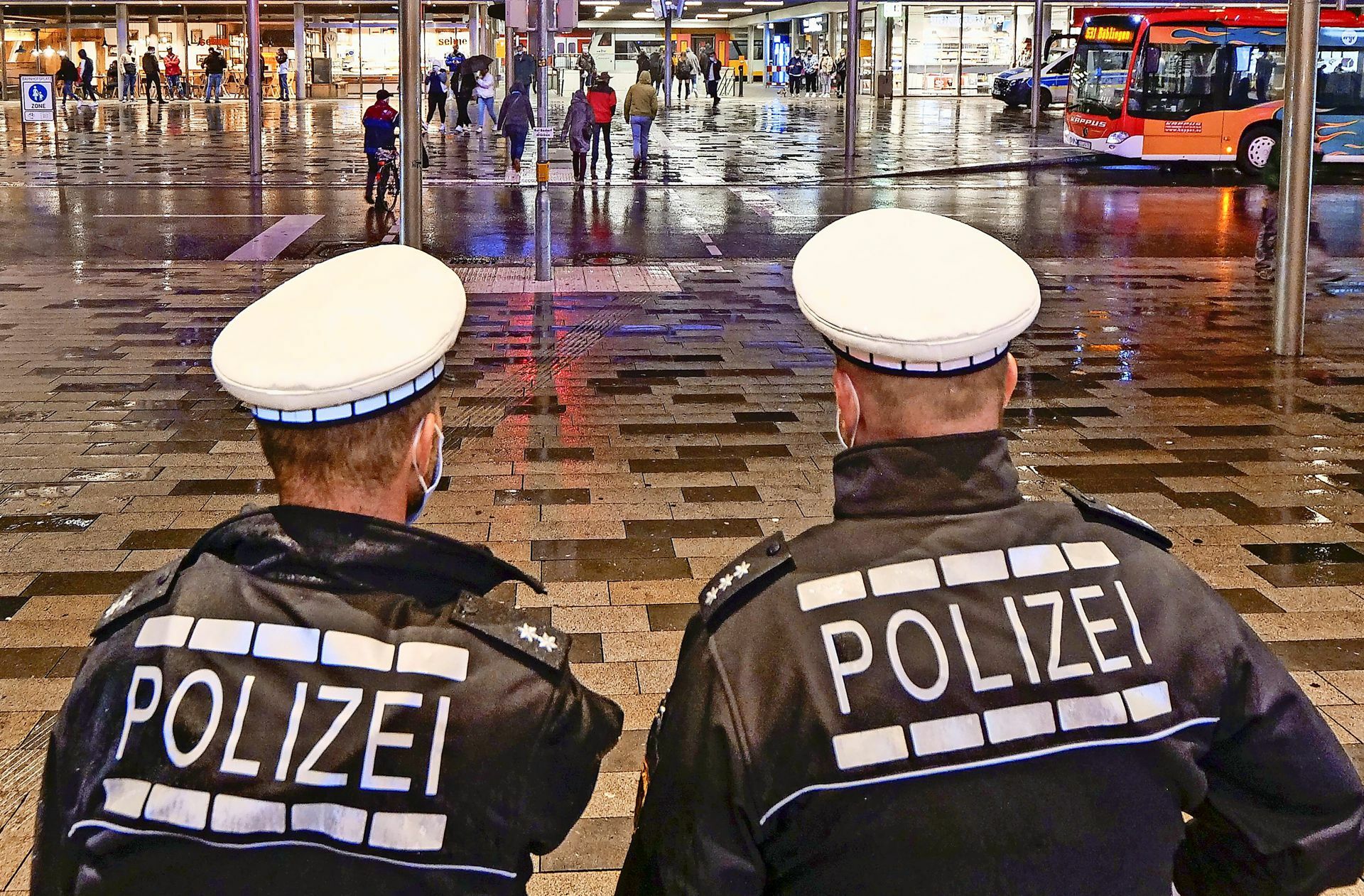 Wenn es zu gewalttätigen Auseinandersetzungen kommt, besteht für Polizisten unter Umständen Ansteckungsgefahr.
 Foto: factum/Simon Granville