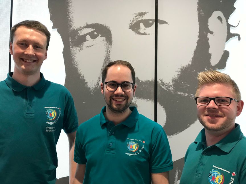 Sie stehen an der Spitze des Jugendrotkreuzes (von links): Dominik Urbanek, Patrick Binder und Stavros Kominis.