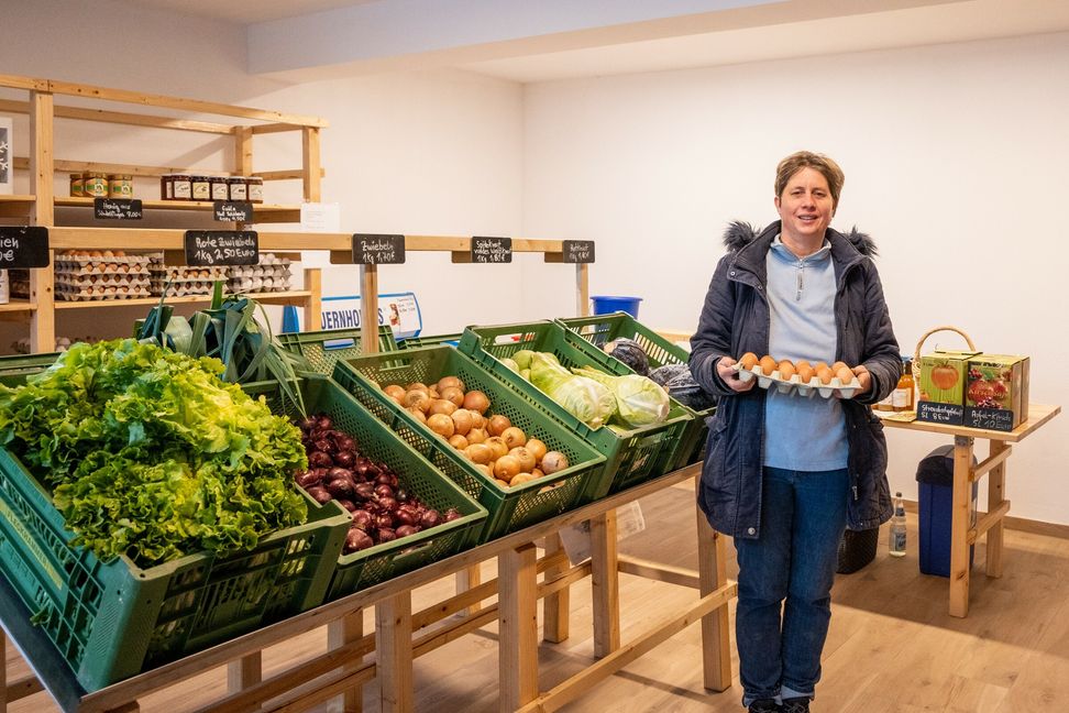 Frische Eier, Kartoffeln und vieles mehr, im Hofladen von Familie Steegmüller ist alles regional. Bild: Nüßle
