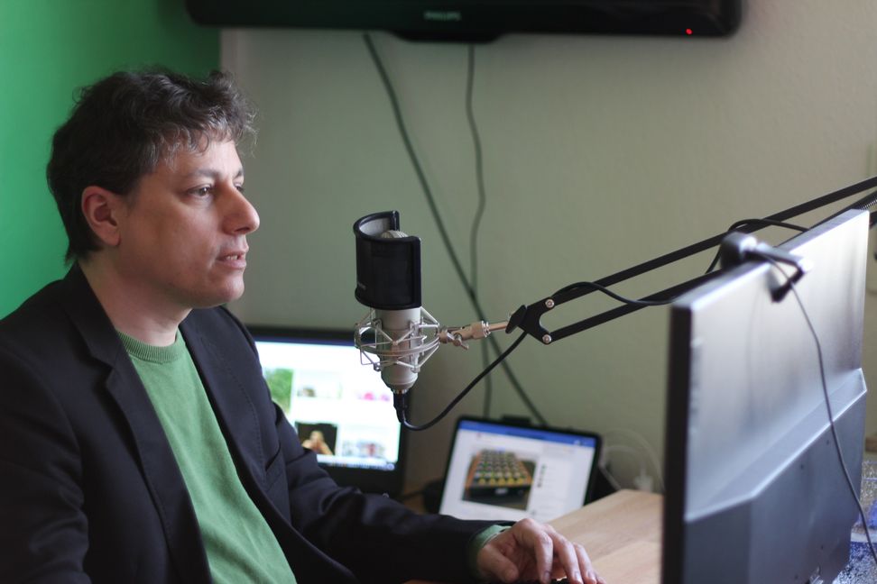 Jens Musleh macht sich mit den Mitstreitern von "Helfen statt Hamstern" auf die Suche nach Impfterminen.Bild: z