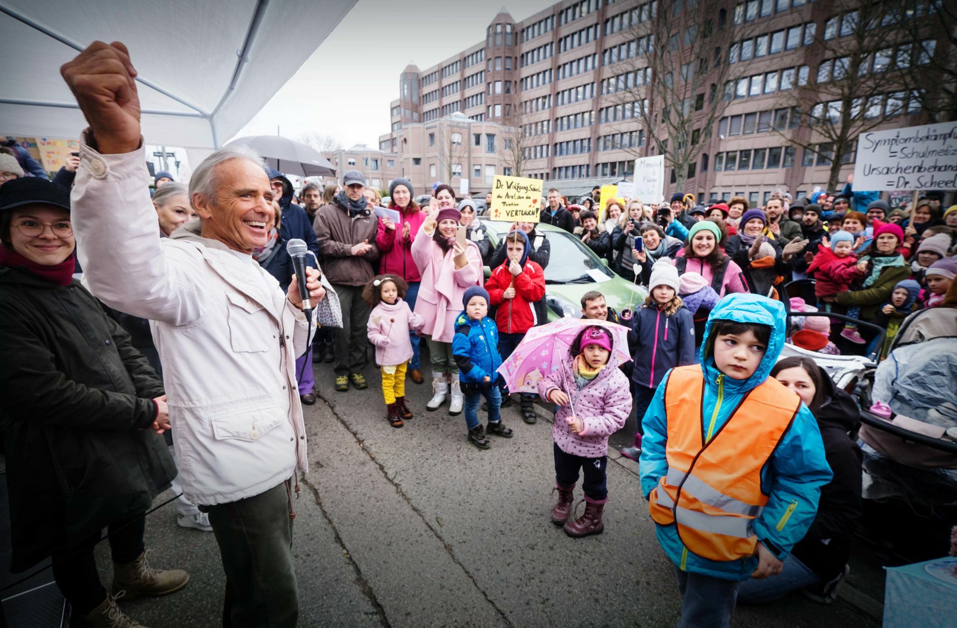 Wolfgang Scheel ist offenbar ein beliebter Arzt, im Februar sind viele Patienten für ihn auf die Straße gegangen, um ihm den Rücken zu stärken.