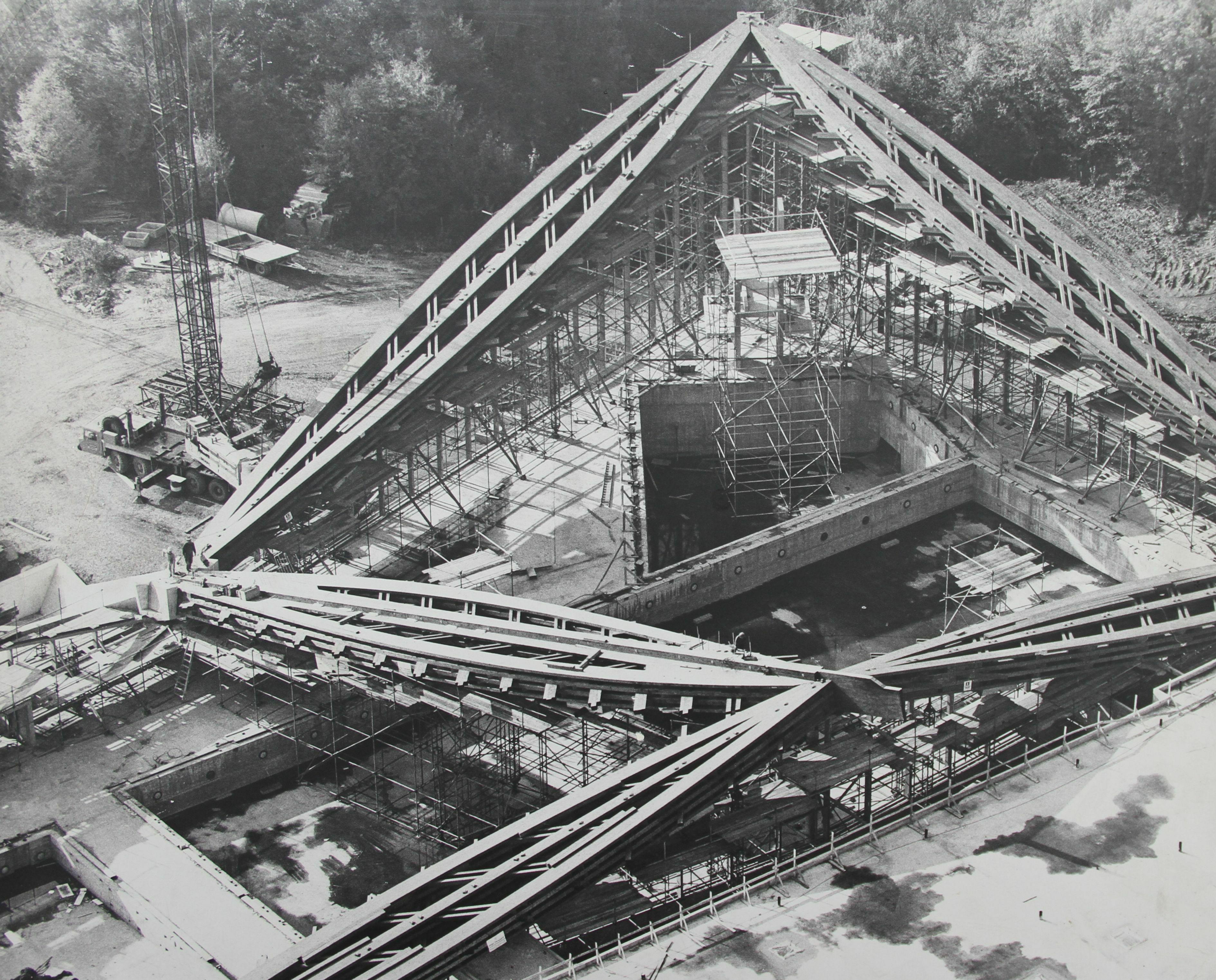 Die Hallenbad-Baustelle in der Hohenzollernstraße Mitte der 70er Jahre: Das Dach nimmt Form an, Sprung- und Sportbecken sind aus der Vogelperspektive deutlich zu erkennen.	Bild: Archiv Stadt Sindelfingen