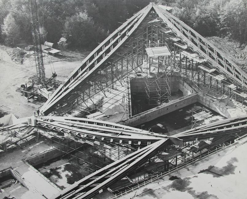 Die Hallenbad-Baustelle in der Hohenzollernstraße Mitte der 70er Jahre: Das Dach nimmt Form an, Sprung- und Sportbecken sind aus der Vogelperspektive deutlich zu erkennen.	Bild: Archiv Stadt Sindelfingen