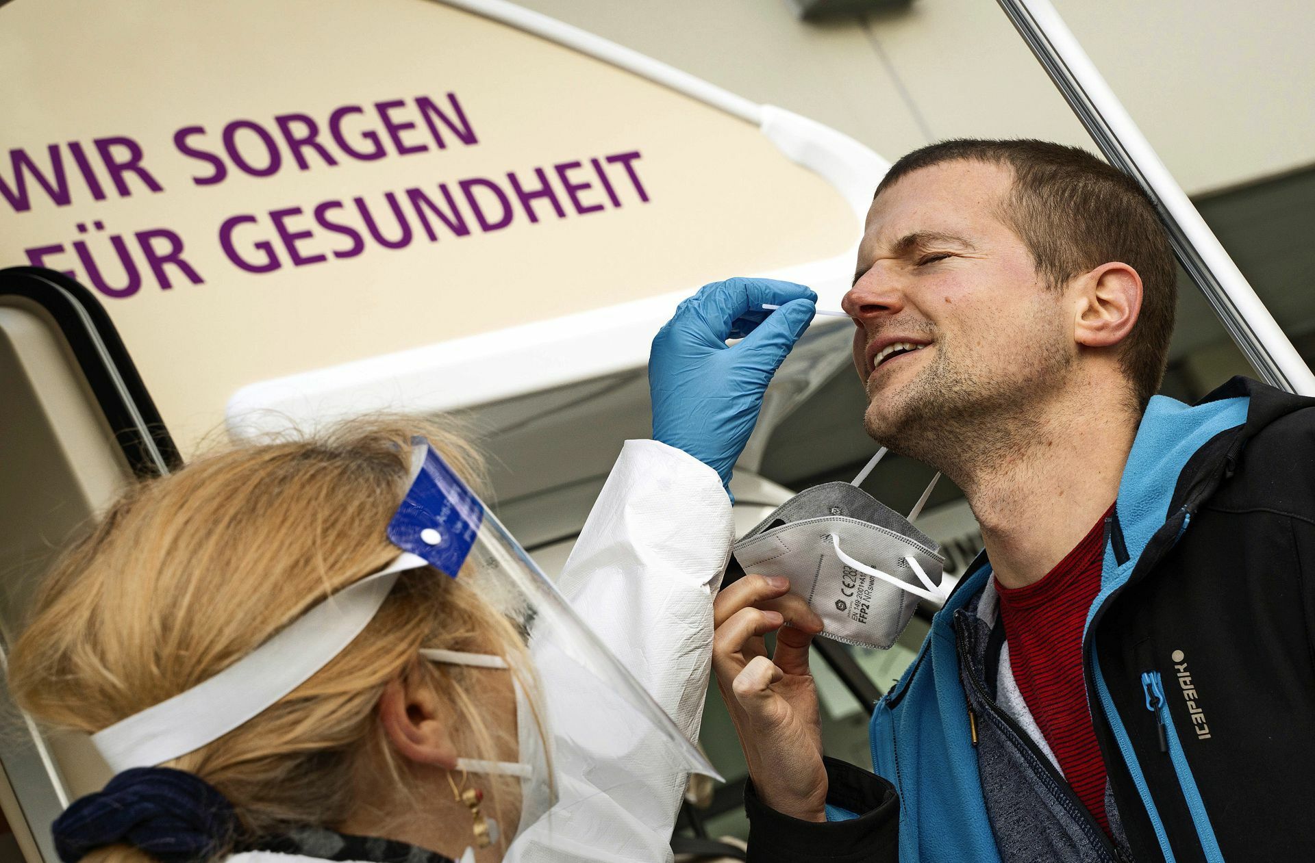 Viele Menschen lassen sich freiwillig testen. Foto: dpa/F. Rumpenhorst