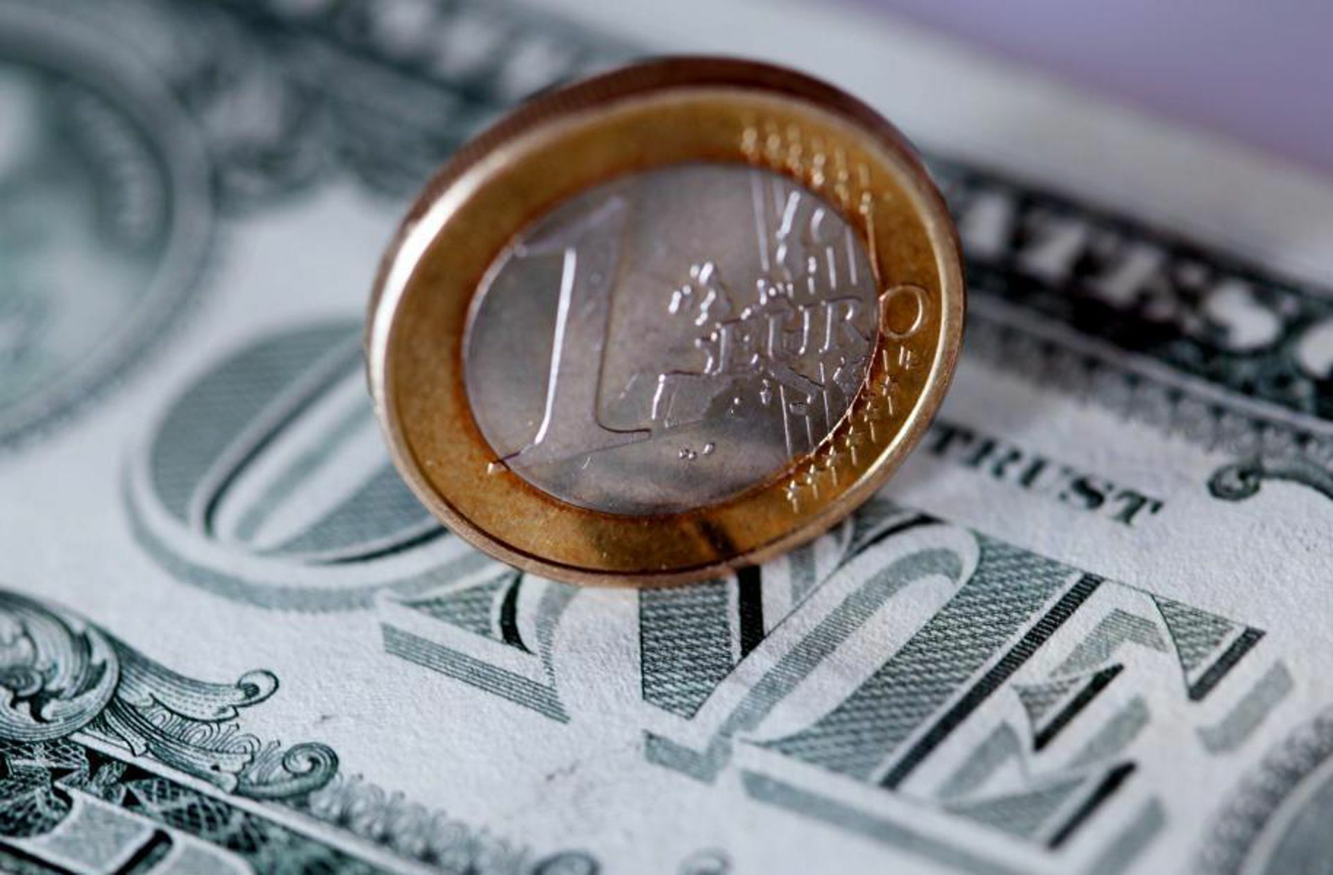 Ein Dollar kostet aktuell etwas über einen Euro.