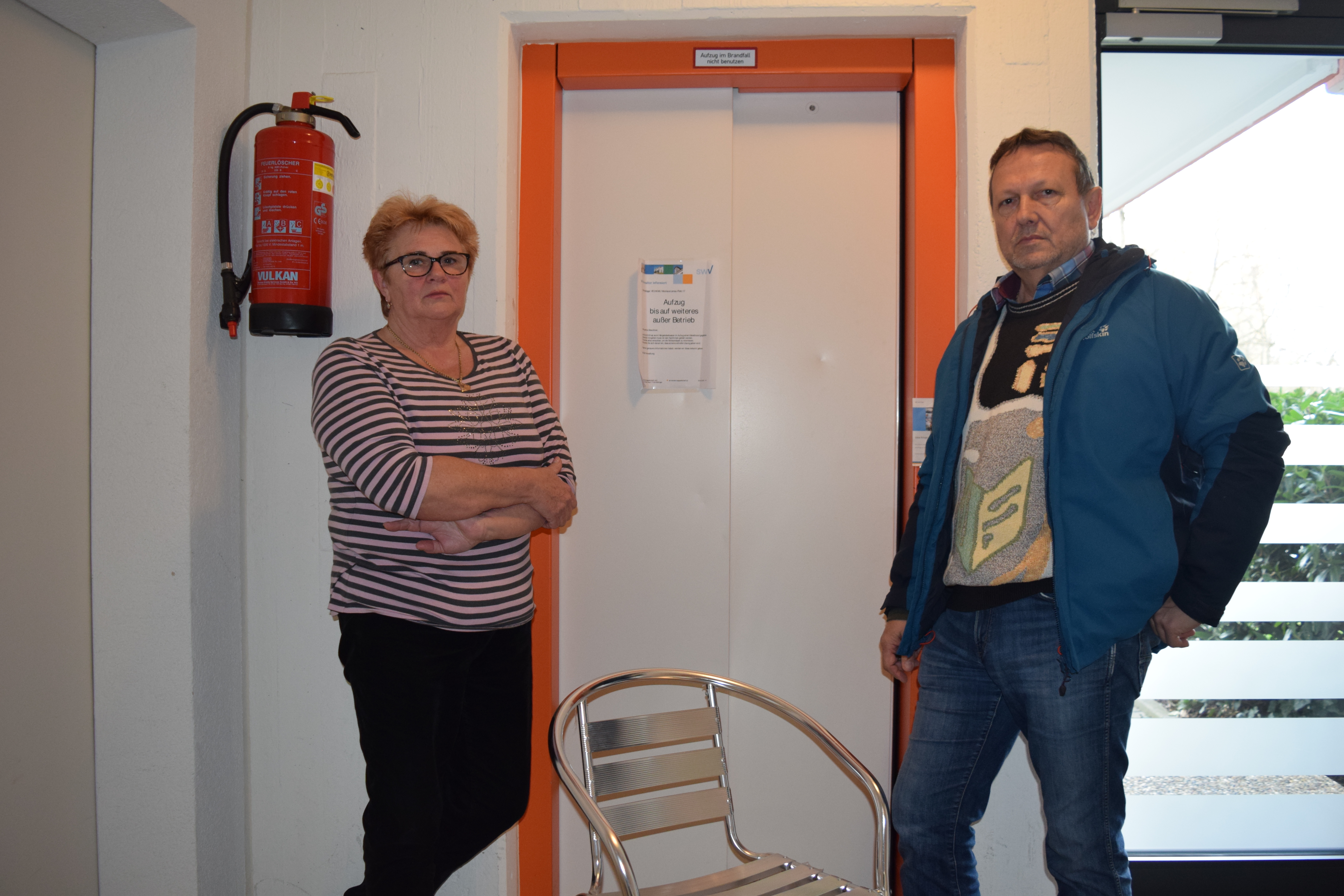 Lydia und Eugen Steinhagen vor dem defekten Aufzug.	Bilder: Krauter