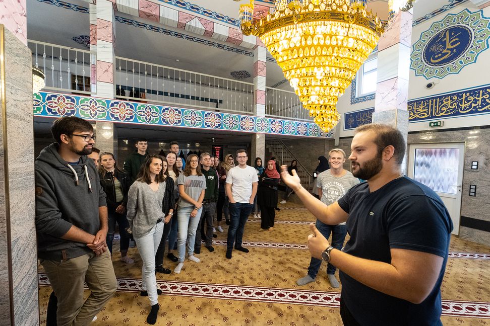 Mustafa Ünaldi, Vorsitzender der muslimischen Jugendgemeinde in Renningen, erklärte den katholischen Jugendlichen die Moschee.