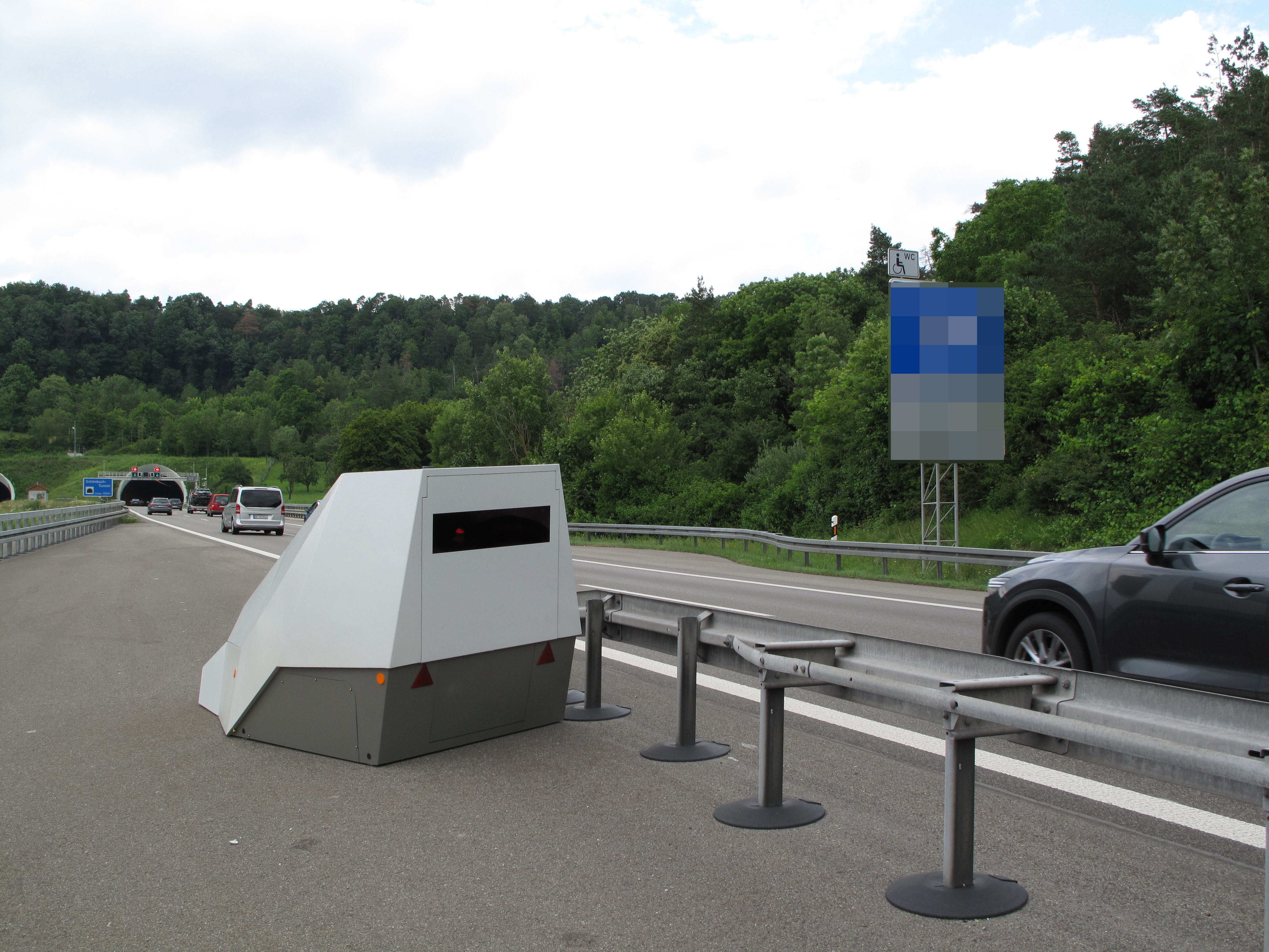 Der Enforcement-Trailer vor der Schönbuchtunnel