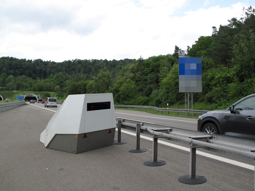 Der Enforcement-Trailer vor der Schönbuchtunnel