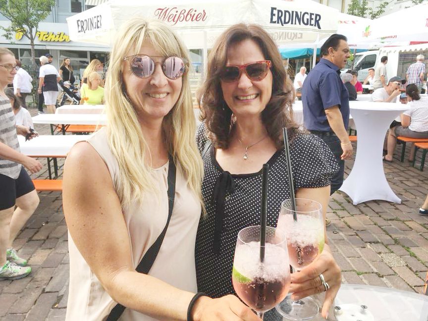 Es darf angestoßen werden: Der Schlemmermarkt kommt. Bild: z