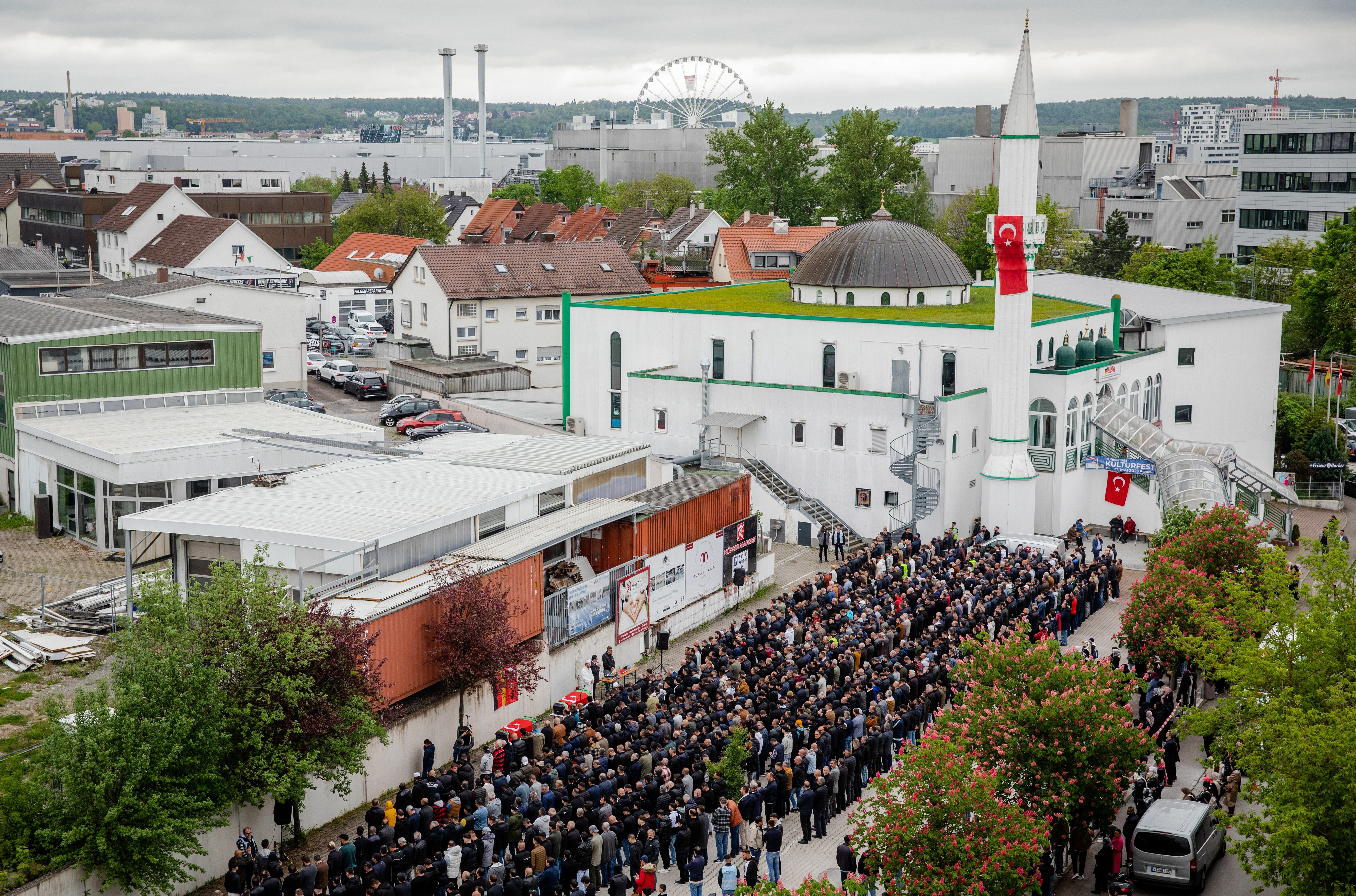 Zahlreiche Menschen nehmen vor der Ditib Moschee Sindelfingen an einem Trauergebet teil. Zwei Menschen hatten bei tödlichen Schüssen auf dem Mercedes-Benz Werksgelände in Sindelfingen ihr Leben verloren. Bild: picture alliance/dpa