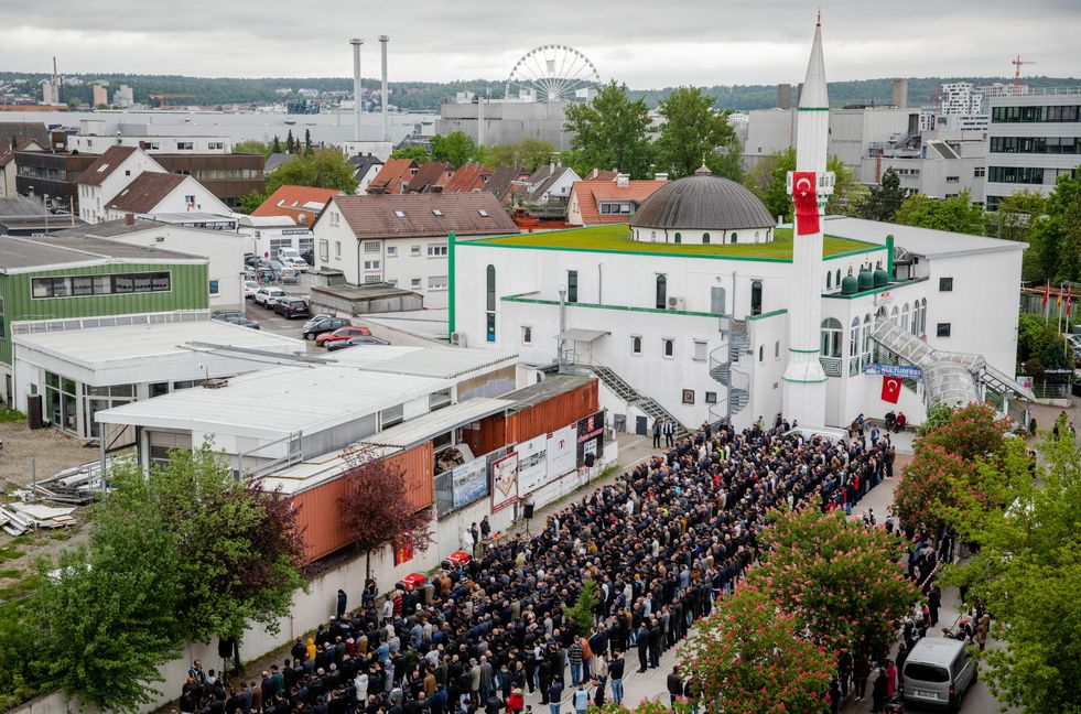 Zahlreiche Menschen nehmen vor der Ditib Moschee Sindelfingen an einem Trauergebet teil. Zwei Menschen hatten bei tödlichen Schüssen auf dem Mercedes-Benz Werksgelände in Sindelfingen ihr Leben verloren. Bild: picture alliance/dpa