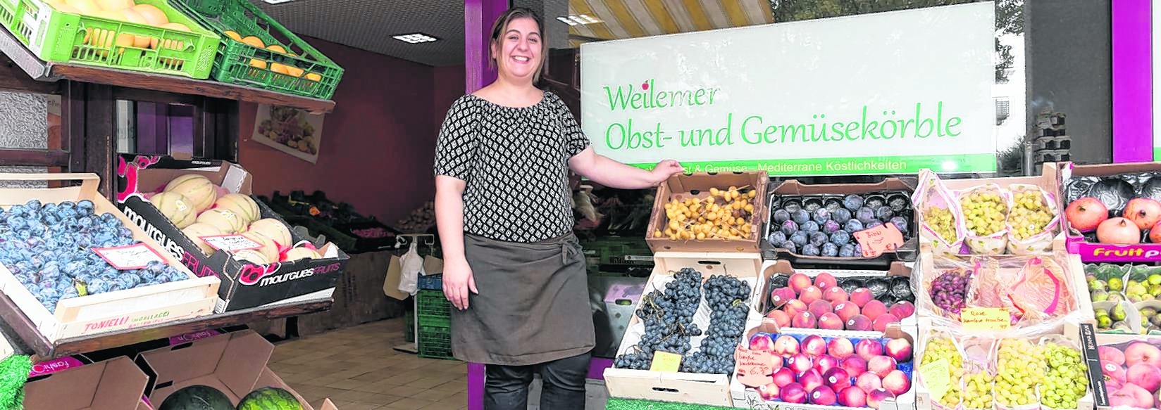 Norua Kontar inmitten der Auslagen vor ihrem kleinen Gemüseladen in der Hauptstraße von Weil im Schönbuch. Die gebürtige Libanesin hat sich mit der Selbstständigkeit einen Lebenstraum erfüllt.  Bild: Nüßle