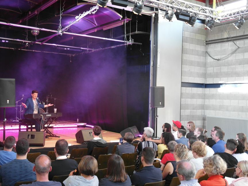 Mit hochkarätigem und professionellem Musik-Kabarett hat sich Vanessa Maurischat aus Berlin am Samstag im Sindelfinger Jugendhaus Süd den Einzug ins Finale des Biennale-Kleinkunstwettbewerbs "Das goldene Zebra"gesichert, das am 26. Juli im Odeon der Sindelfinger Schule für Musik, Theater und Tanz (SMTT) stattfinden wird.  Bilder: Staber