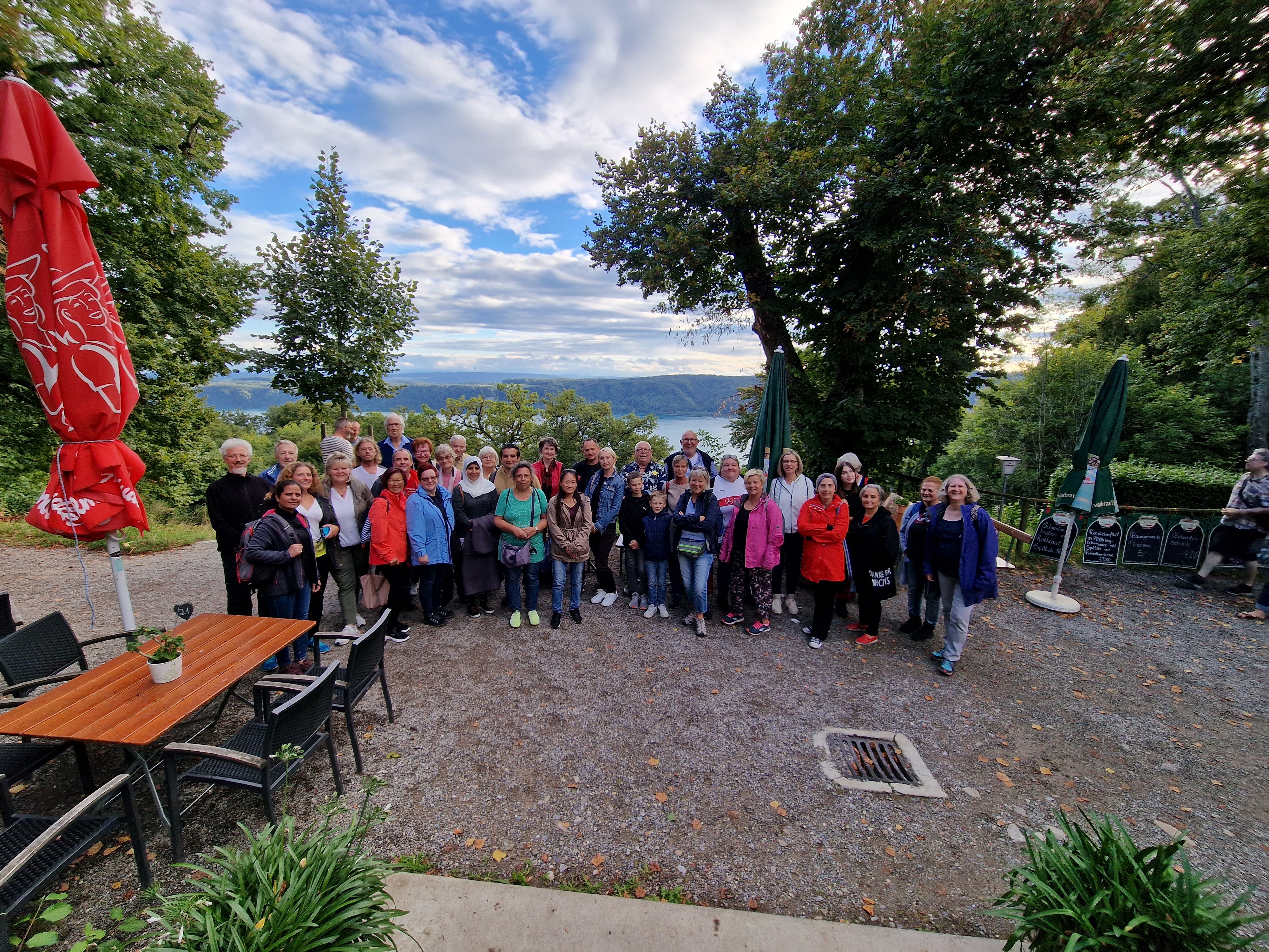 Gruppenbild der Ehrenamtlichen aus Sindelfinen mit dem Bodensee im Hintergrund. Bild: z