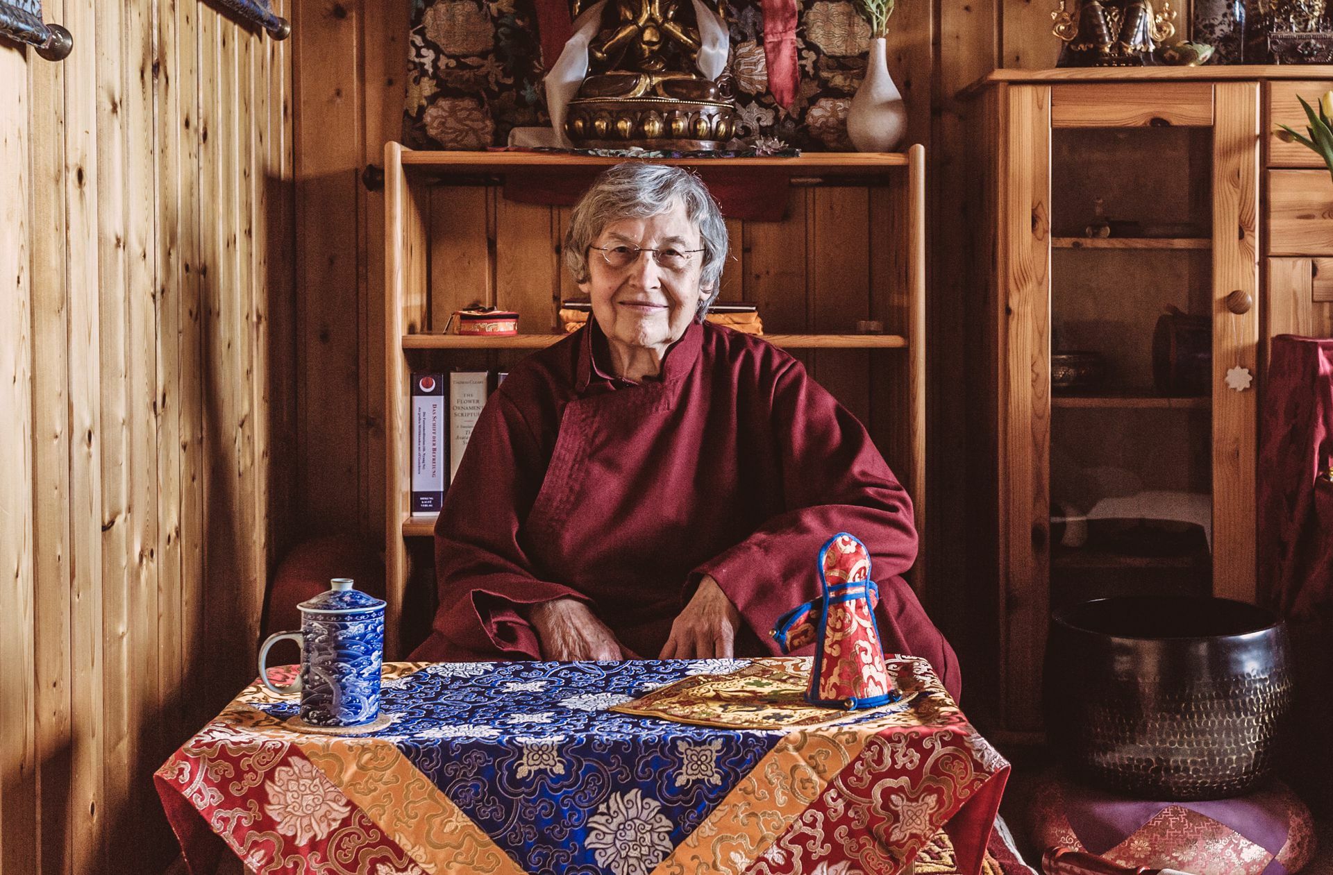 Die 75-Jährige in ihrem Mahakala Ashram am Bodensee: „Wir pflegen einen spirituellen Lebensstil und studieren den Buddhismus in all seinen Ausformungen.“ Foto: Andreas Reiner