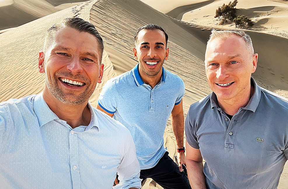 Sascha Straub (links) mit Ehemann Peter (rechts) und Adoptivsohn Karrar im Urlaub.
 Foto: Sascha Straub