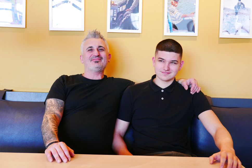 Leonidas Fotiadis mit seinem Sohn Konstantinos, der einmal in seine Fußstapfen treten soll.    Bild: Jung