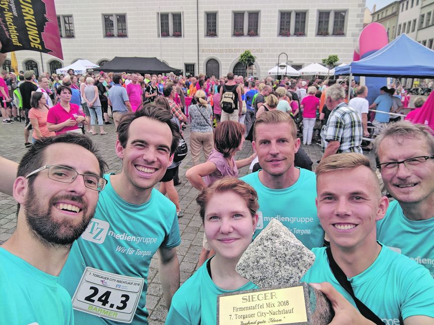 Dr. Christian Röhm (Zweiter von links) beim Torgauer Citynachtlauf mit den Läufern der TZ-Mediengruppe. Außerdem am Start: Sebastian Lindner, Elisa Perz, Nico Wendt, Roger Weber und Andreas Plaul (von links). Bild: z