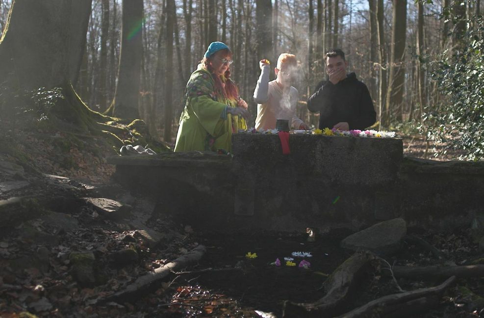 Die „Liebeshexe“ Minerva Winter nimmt die beiden Youtuber mit zu einem „Quellgeist“ im Wald, um einen „Liebeszauber“ durchzuführen. Foto: Joyn/Studio71