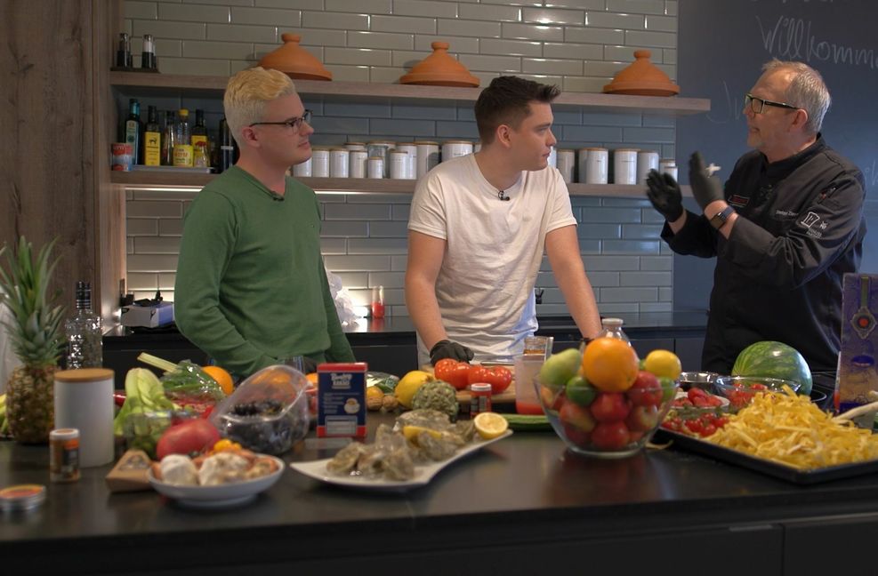 In Folge 3 geht es für Jan und Tim zum „aphrodisierenden Kochen“ – unter anderem mit Stierhoden. Foto: Joyn/Studio71