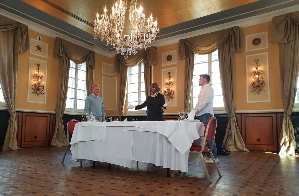 In Folge 4 schleppt Tim seinen Kumpel Jan zum Knigge-Kurs, damit beide lernen, wie sie sich zu Tisch benehmen sollten. Foto: Joyn/Studio71