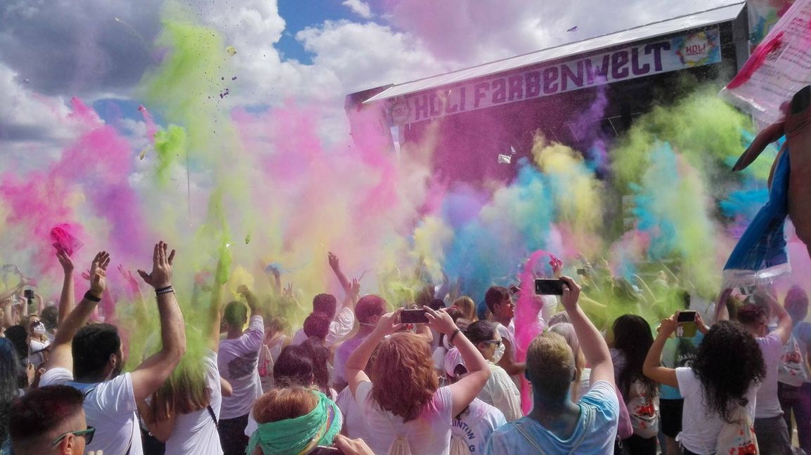 Schon am frühen Samstagnachmittag war auf dem Flugfeld-Festplatz zwischen Sindelfingen und Böblingen jede Menge los. Das Festival „Holi Farbenwelt“ lockte mehrere Tausend junge Leute aus der ganzen Region zum farbenfrohen Party-Spektakel (Bild: Groß).