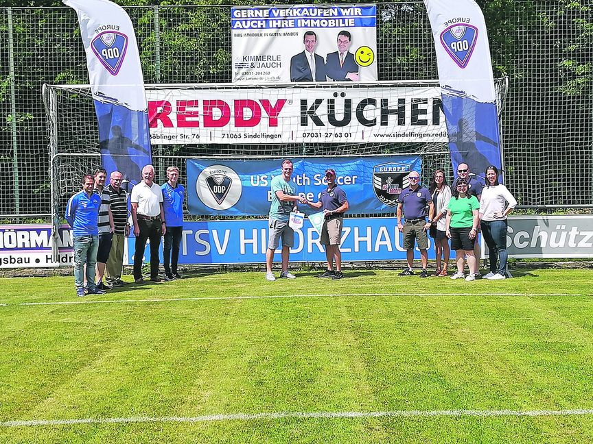 Handschlag auf die Kooperation Sebastian Korst (Vice President- US Youth Soccer Europe), Matthias Schmickl (Fußball TSV), Dieter Trick (Vorstand TSV), Helmut Link (Vorstand TSV), Peter Poelzlbauer (President- US youth Soccer Europe), Mathias Steinhübel (Fußball TSV), Dave Segalla (President USYS District Stuttgart), Andrew Breihaupt (Sport Director USYS District Stuttgart), Holly Breihaupt (Sekretärin USYS District Stuttgart), Jill Dirabje Administratorin USYS District Stuttgart), Patrick Funk (VP USYS District Stuttgart), Erica Schockley (Marketing USYS DistrictStuttgart (von links). Bild: z