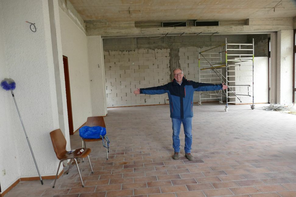 "Hier kommt die Trennwand zwischen Gemeindesaal und Kindergarten-Raum hin", zeigt Architekt Holger Schlichtig. Auf der gegenüberliegenden Seite wird angebaut.    Bild: Lück
