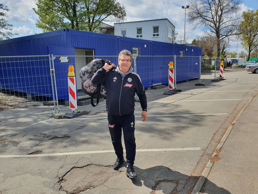 VfL-Betreuer Helmut Gonsior am Mittwochabend vor der Abfahrt zum Auswärtsspiel in Schwäbisch Gmünd vor den provisorischen Umkleide-Containern bei den Tennisplätzen.    Bild: Wegner