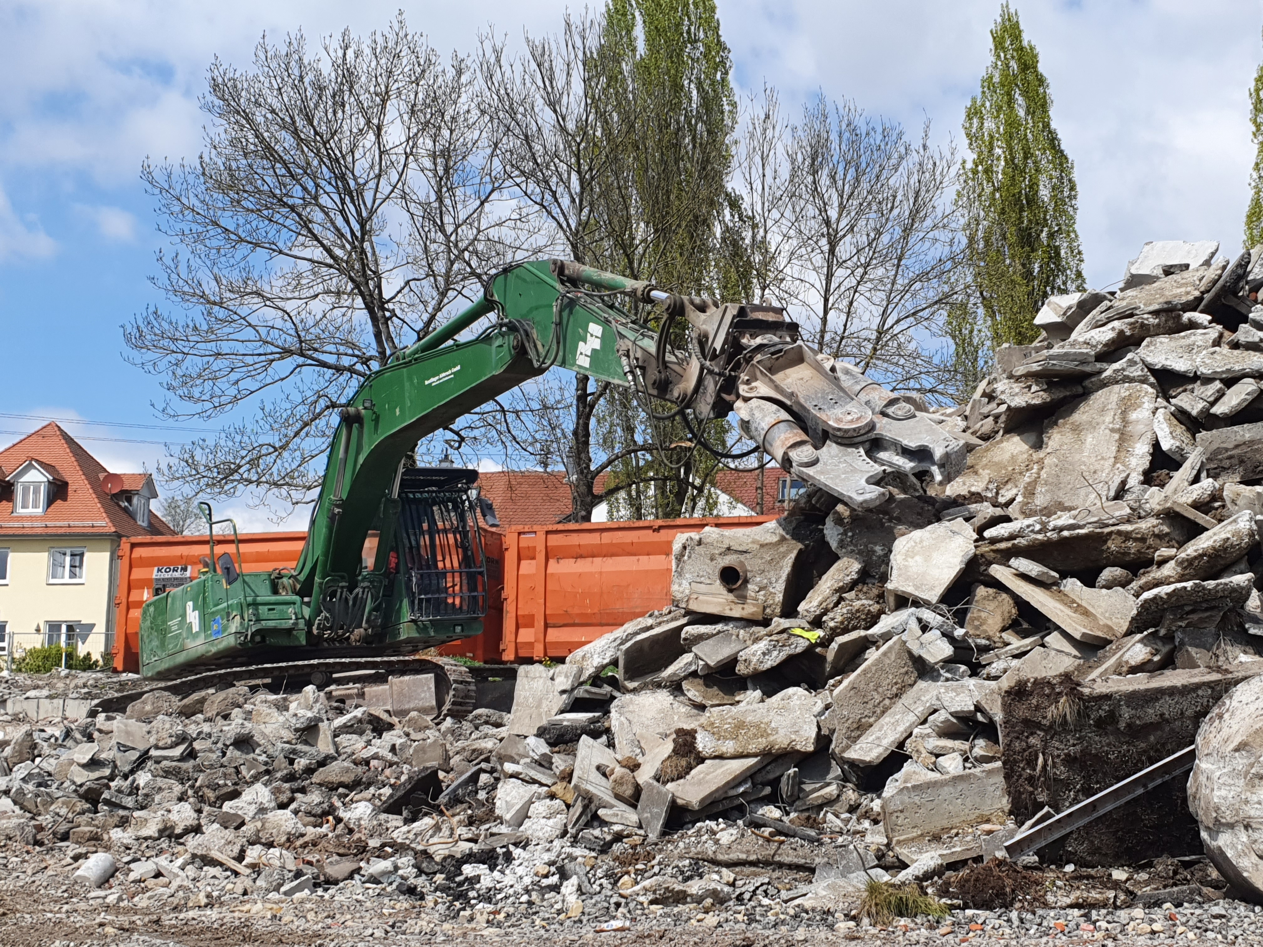 Die Abrisszange lässt sich die alte Stadion-Gaststätte schmecken.     Bild: Wegner