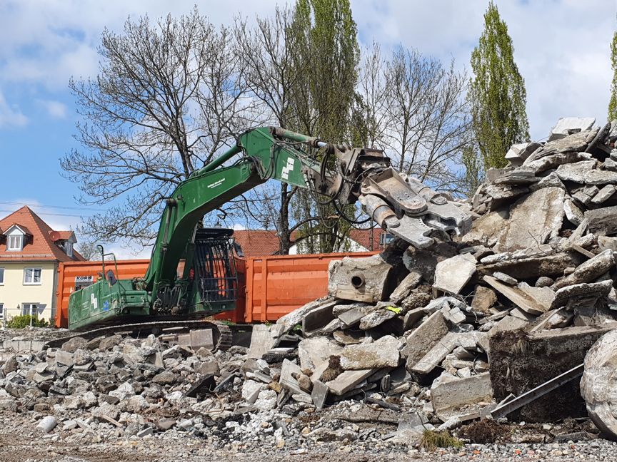 Die Abrisszange lässt sich die alte Stadion-Gaststätte schmecken.     Bild: Wegner