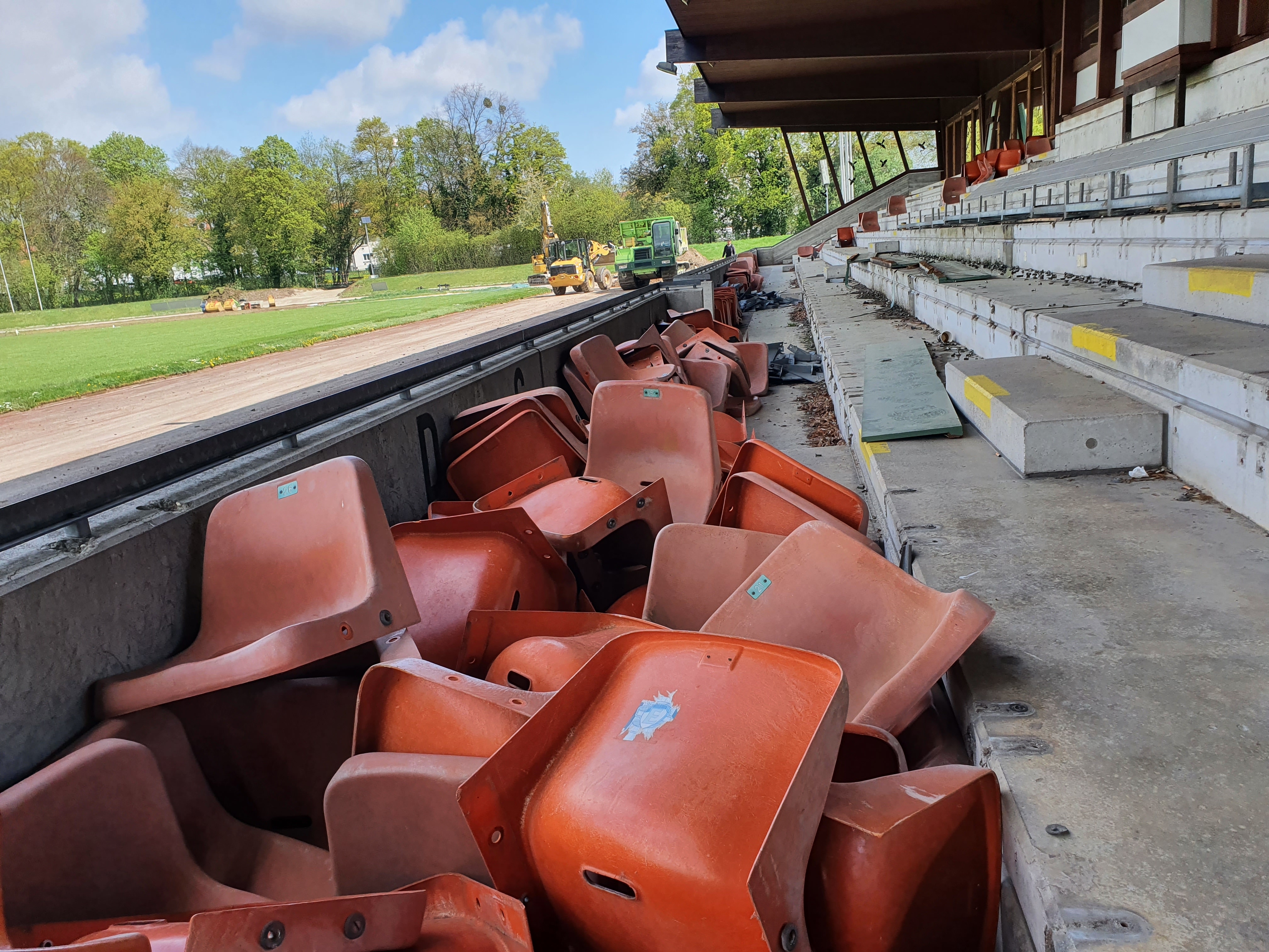 Die Schalensitze sind abgebaut, in Zukunft sitzt man hier auf Bänken. Im Sommer wird die Sanierung der Tribüne ausgeschrieben. Dann geht es auch an die Kasse und den Kiosk an der Weidenstraße.    Bild: Wegner
