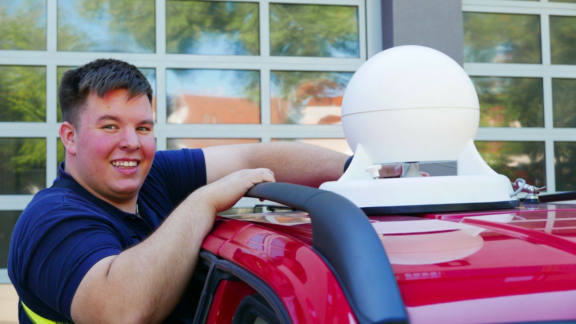 Marcel Schmid von der Sindelfinger Feuerwehr montiert die mobile Sirene auf das Feuerwherauto. Bild Jung